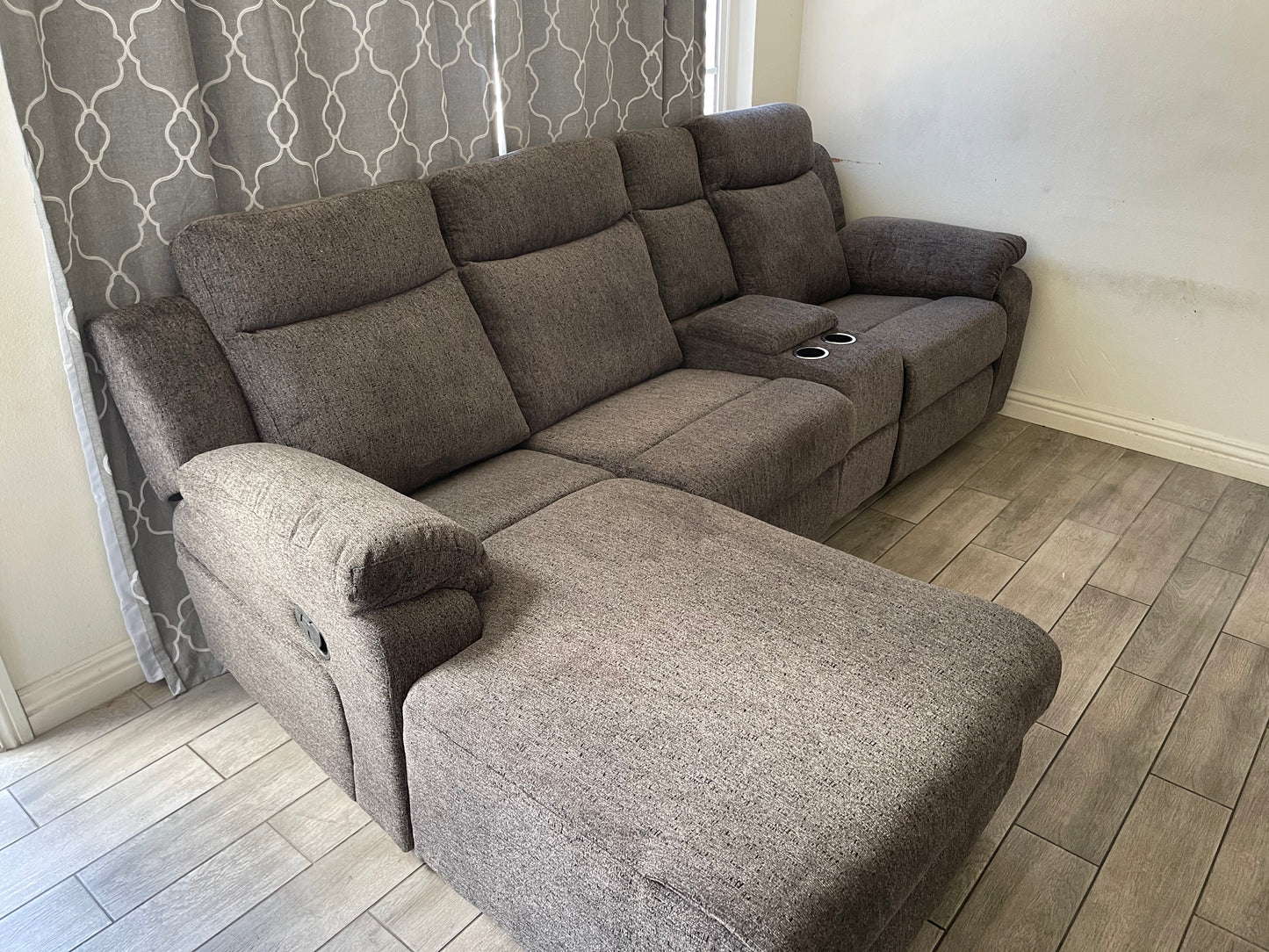 KAMRYN Sectional w/ Console