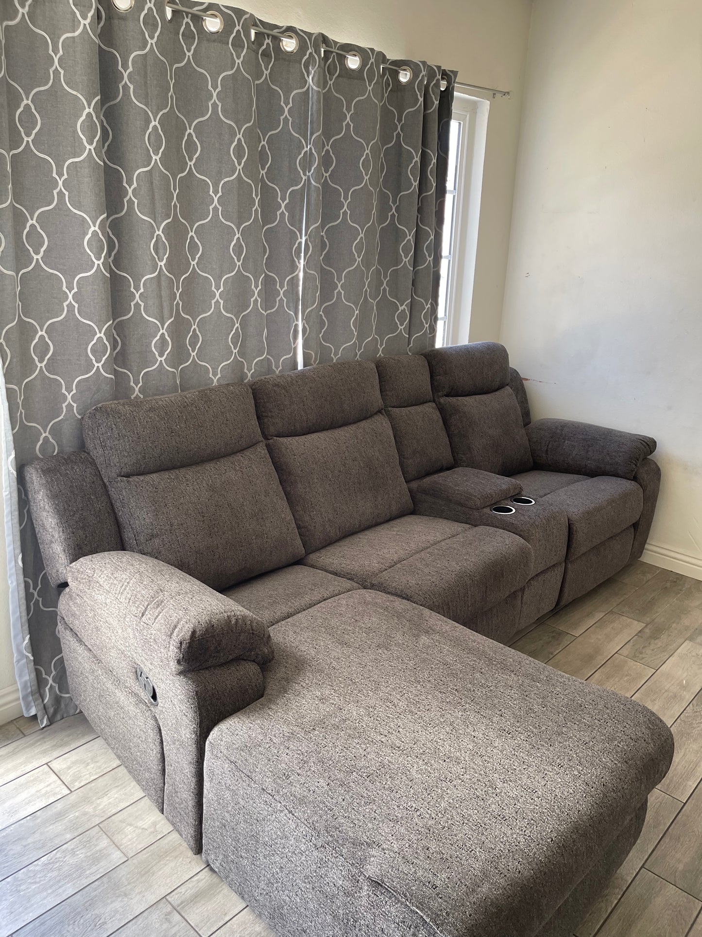 KAMRYN Sectional w/ Console