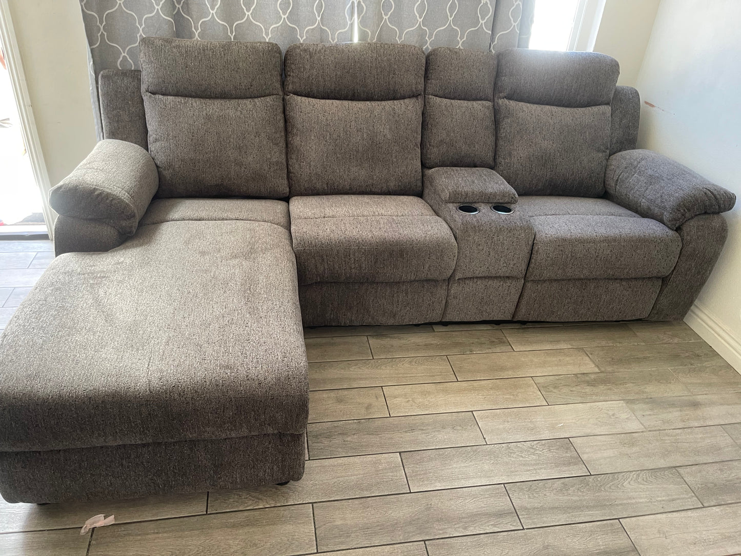 KAMRYN Sectional w/ Console