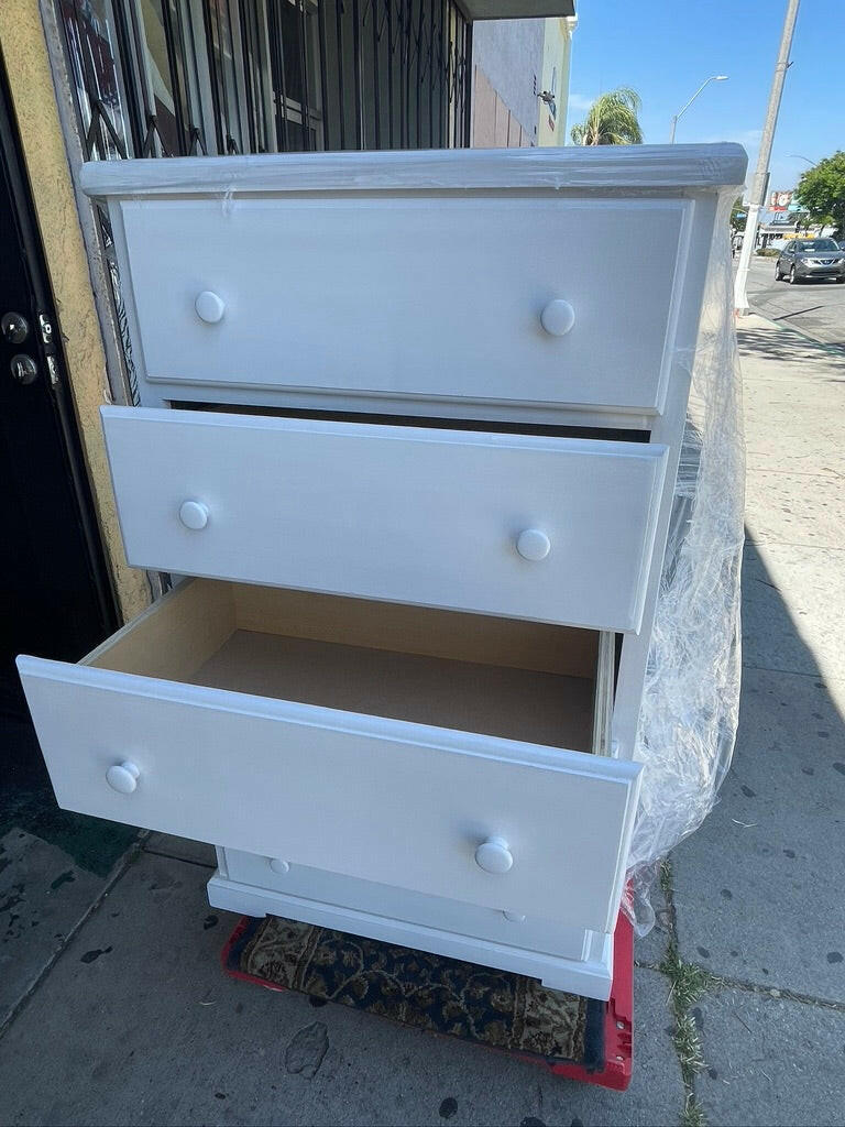 PINE WOOD CHEST 5 DRAWER IN WHITE.