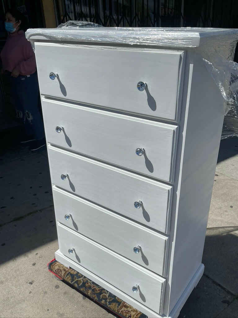 PINE WOOD CHEST 5 DRAWER IN WHITE WITH CRYSTAL KNOBS.