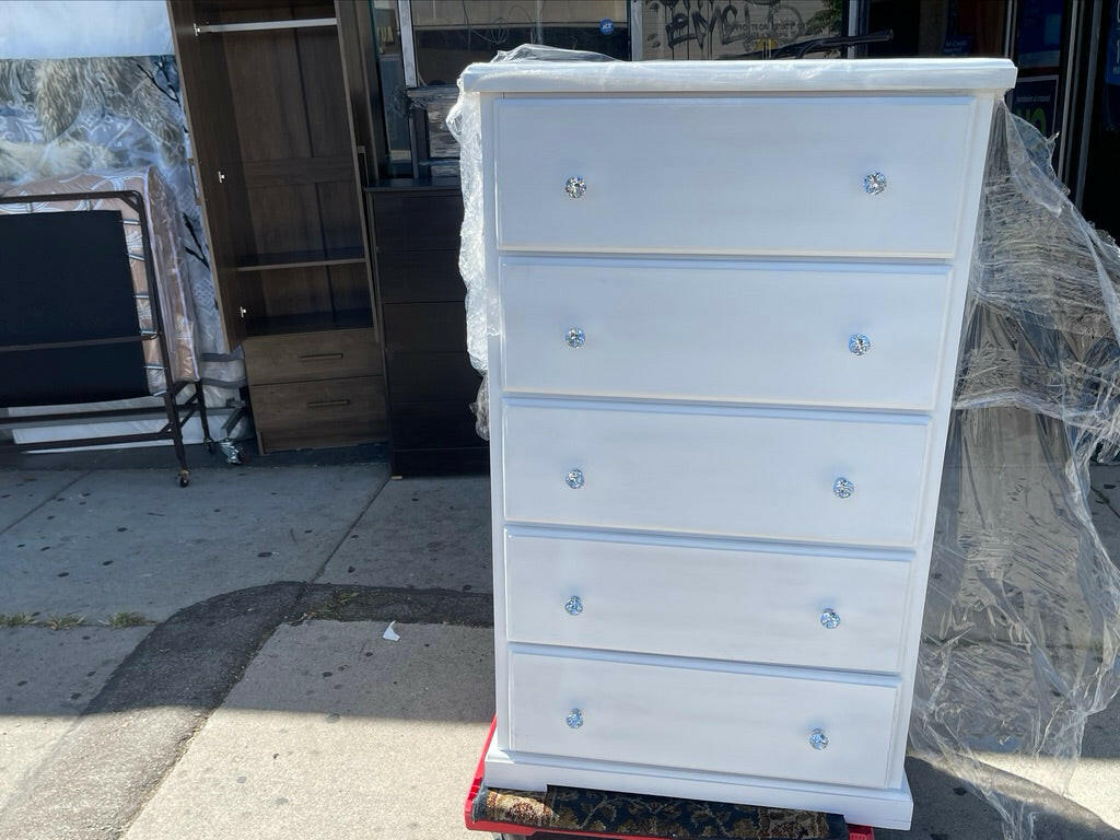 PINE WOOD CHEST 5 DRAWER IN WHITE WITH CRYSTAL KNOBS.