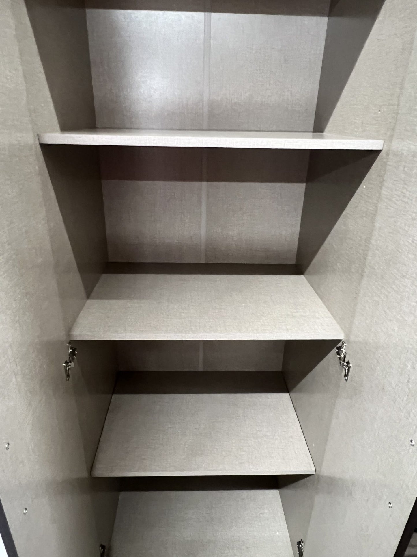 2 door 3 shelves wardrobe